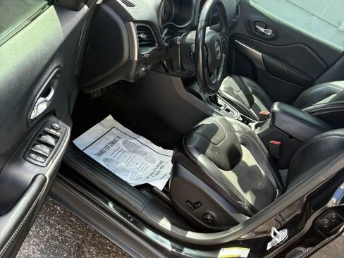 Used 2019 Jeep Cherokee Latitude Plus FWD image 7