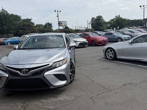 Used 2020 Toyota Camry SE FWD image 3