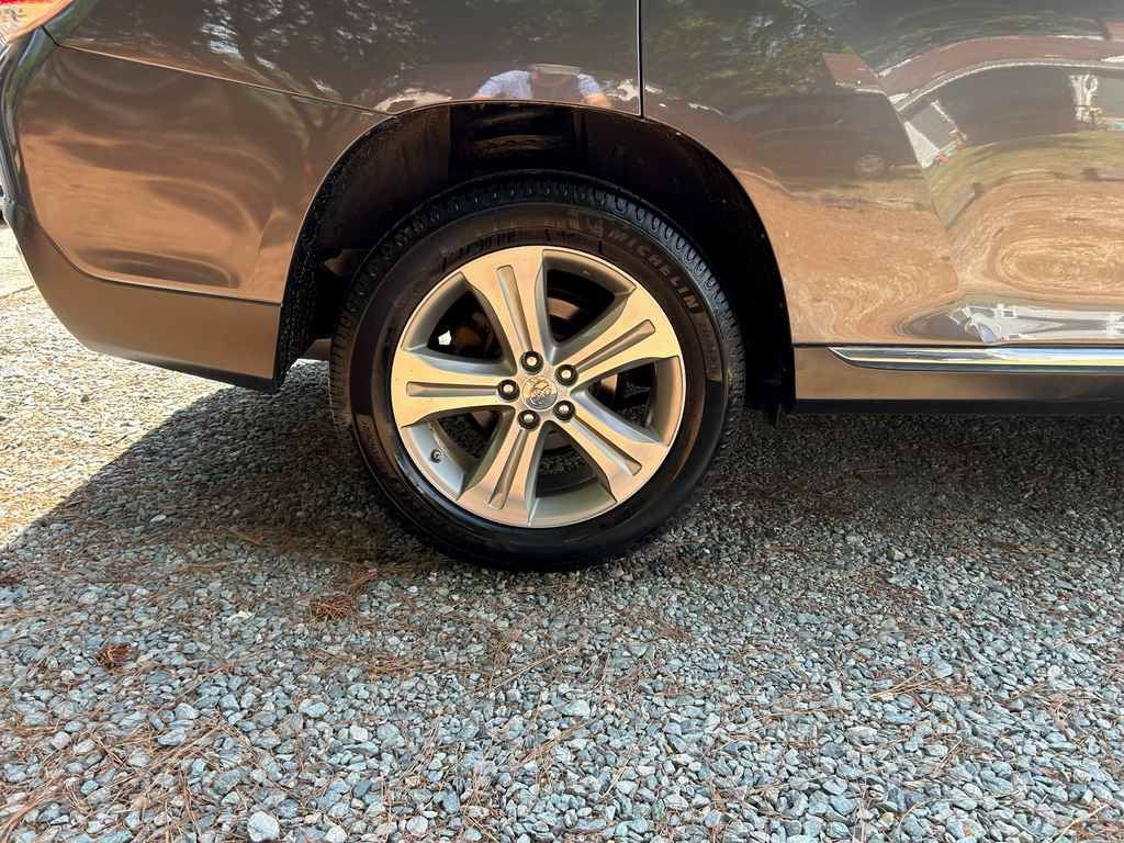 Used 2012 Toyota Highlander Limited w/ Tow Pkg AWD/4WD image 19
