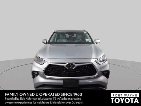 Used 2022 Toyota Highlander XLE AWD/4WD image 3