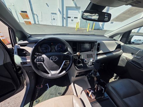 Used 2018 Toyota Sienna XLE FWD image 12