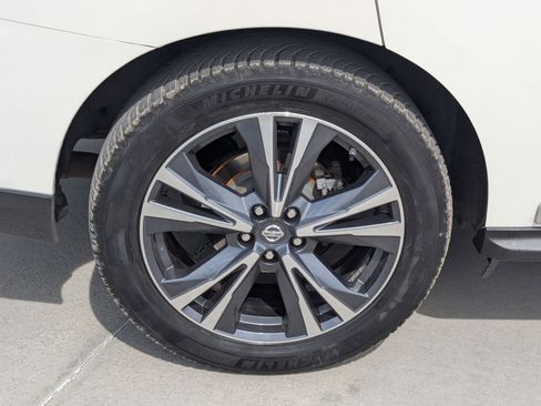 Used 2018 Nissan Pathfinder Platinum AWD/4WD image 12