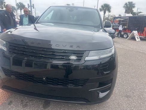 Used 2024 Land Rover Range Rover Sport SE image 4