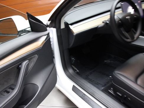 Used 2023 Tesla Model 3 Standard Range image 17