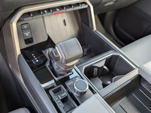 Used 2025 Toyota Tundra Limited AWD/4WD image 16