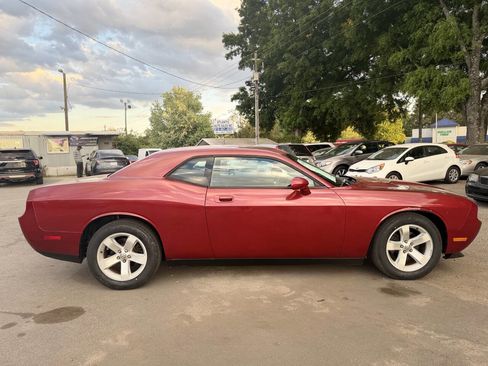 Used 2010 Dodge Challenger SE image 4