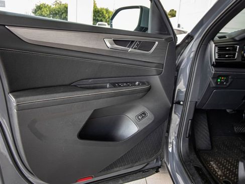 Used 2024 Volkswagen Atlas Cross Sport SE w/ Panoramic Sunroof Package image 21