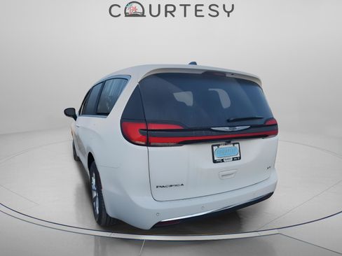 New 2026 Chrysler Pacifica Select AWD/4WD image 3