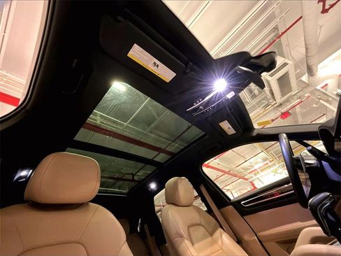 Certified 2023 Porsche Cayenne Platinum Edition image 5