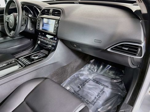 Used 2018 Jaguar XE RWD image 28