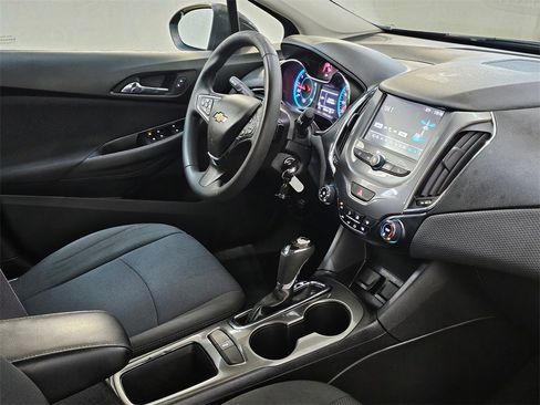 Used 2017 Chevrolet Cruze LT image 10