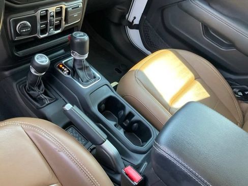 Used 2022 Jeep Wrangler Unlimited Sahara AWD/4WD image 14