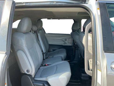 Used 2024 Toyota Sienna XLE FWD image 23