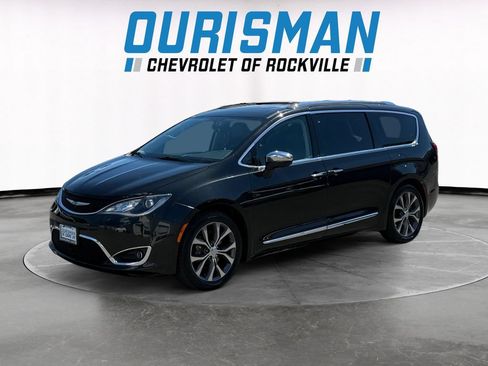 Used 2018 Chrysler Pacifica Limited w/ Tire & Wheel Group FWD image 2