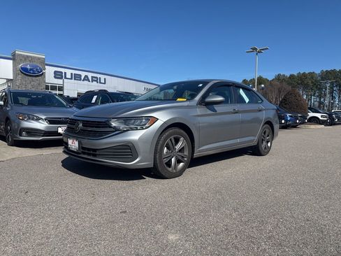 Used 2023 Volkswagen Jetta SE image 2