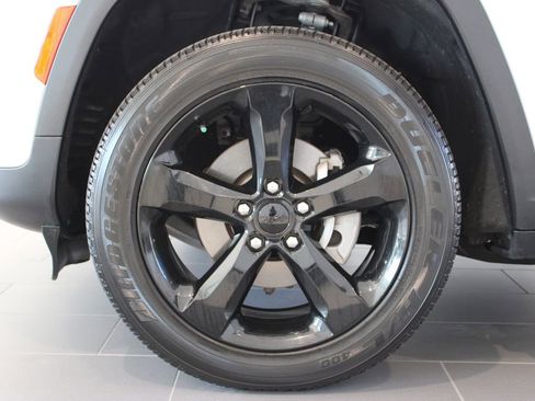 Used 2024 Jeep Grand Cherokee Altitude AWD/4WD image 26