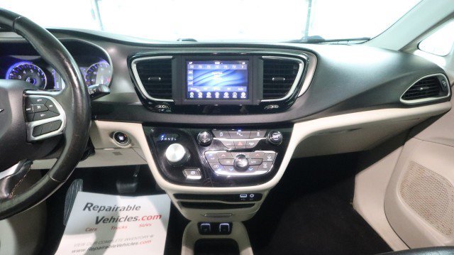 Used 2020 Chrysler Pacifica Touring-L FWD image 13