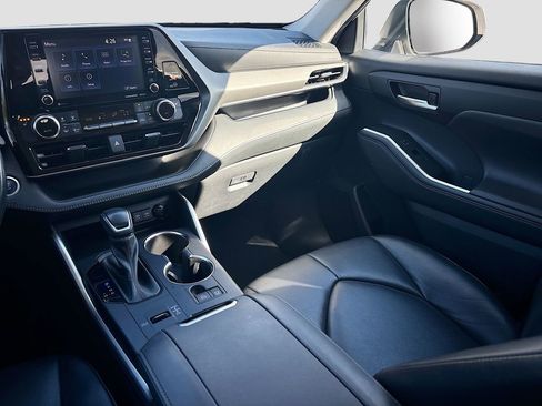 Used 2021 Toyota Highlander XLE image 23