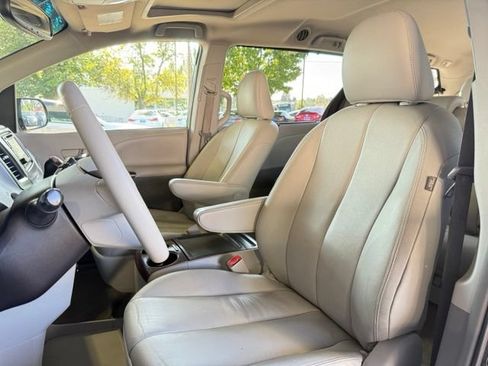 Used 2014 Toyota Sienna XLE FWD image 9