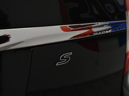 Used 2016 Chrysler Town & Country S image 31