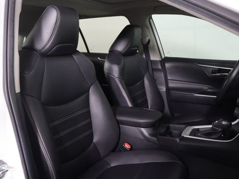 Used 2020 Toyota RAV4 XLE Premium FWD image 27