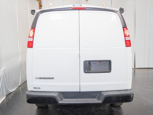 Used 2017 Chevrolet Express 2500 image 3