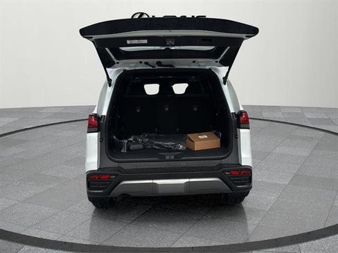 New 2025 Lexus LX 600 4WD w/ Luxury Package image 15