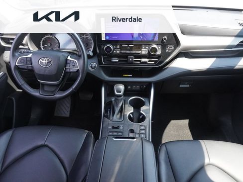 Used 2023 Toyota Highlander XLE AWD/4WD image 42