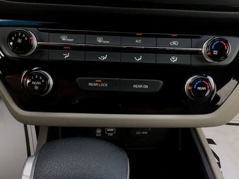 Used 2020 Kia Sedona LX image 16