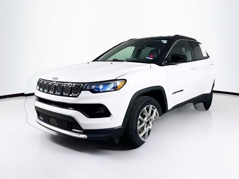 Used 2025 Jeep Compass Limited AWD/4WD image 4
