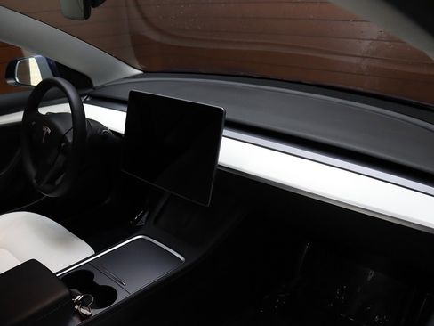 Used 2022 Tesla Model 3 Standard Range image 25