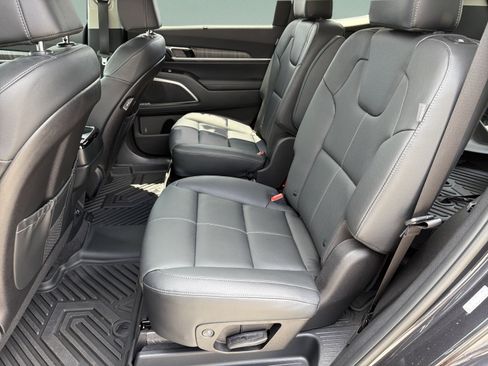 Used 2025 Kia Telluride SX w/ SX Captain's Chair Package FWD image 34