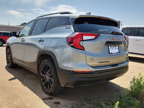 Used 2024 GMC Terrain SLE w/ Driver Convenience Package FWD image 3