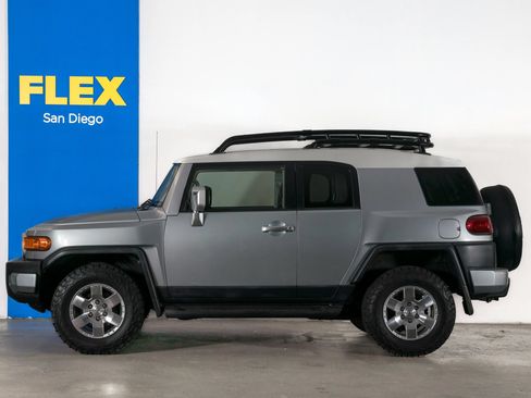 Used 2007 Toyota FJ Cruiser 4WD image 2