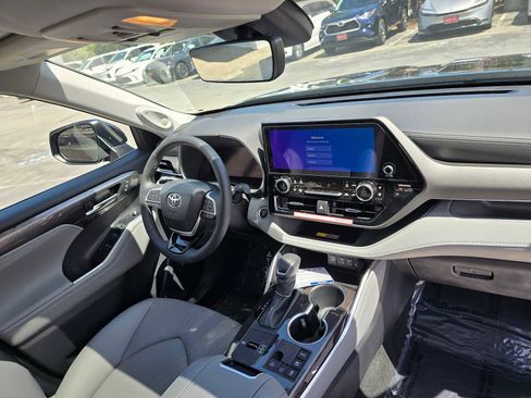 New 2026 Toyota Highlander Limited AWD/4WD image 14