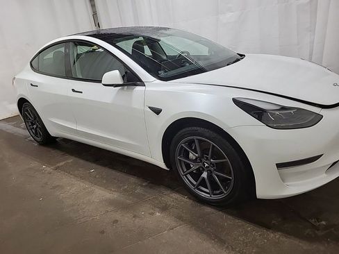 Used 2023 Tesla Model 3 Standard Range image 2