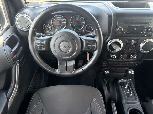 Used 2017 Jeep Wrangler Unlimited Rubicon w/ Connectivity Group AWD/4WD image 17