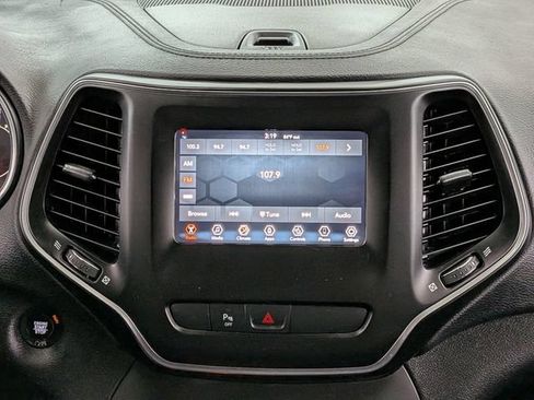Used 2019 Jeep Cherokee Latitude Plus w/ Cold Weather Group AWD/4WD image 24