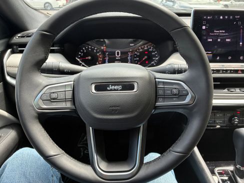 Used 2025 Jeep Compass Limited image 28