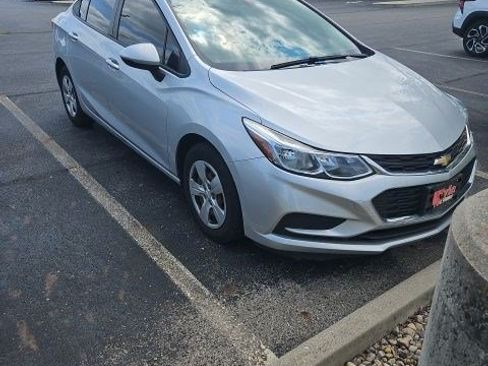 Used 2018 Chevrolet Cruze LS FWD image 1