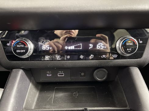 Used 2024 Mitsubishi Outlander SE image 25