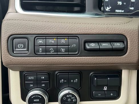 Used 2022 GMC Yukon Denali w/ Denali Premium Package image 17