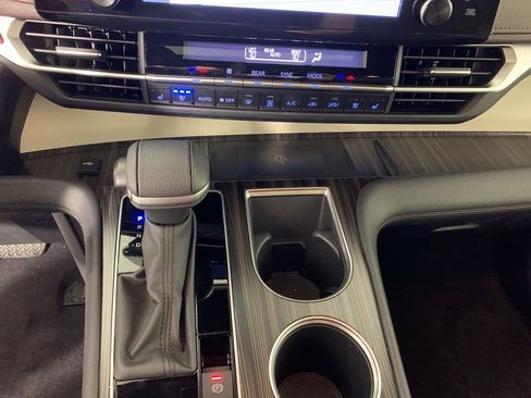 Used 2024 Toyota Sienna Platinum image 28