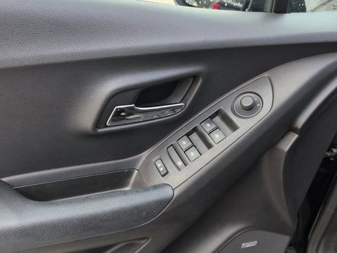 Used 2019 Chevrolet Trax LT w/ Sun & Sound Package image 18