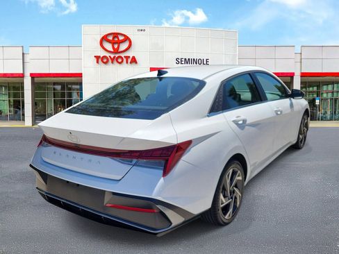 Used 2025 Hyundai Elantra SEL FWD image 3