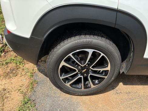 Used 2025 Chevrolet TrailBlazer LT FWD image 9
