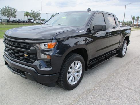 Used 2023 Chevrolet Silverado 1500 Custom image 3
