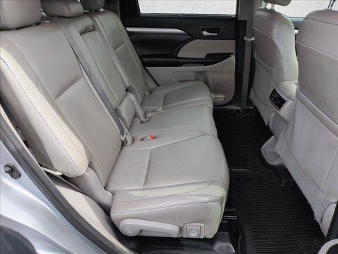 Used 2016 Toyota Highlander XLE image 20