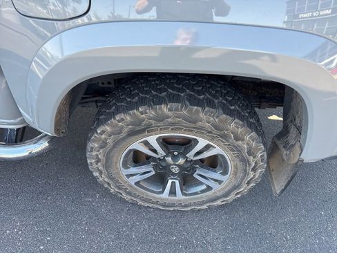 Used 2019 Toyota Tacoma TRD Sport AWD/4WD image 5