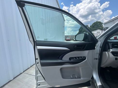Used 2018 Toyota Highlander Plus w/ Carpet Mat Package (TMS) FWD image 10